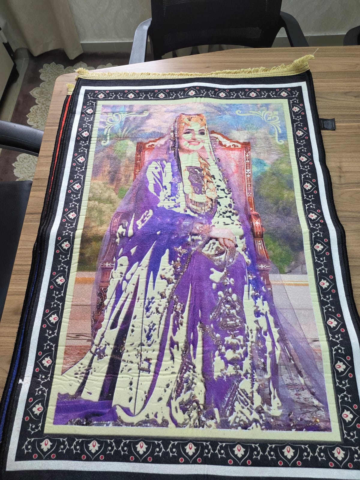 صورة السيدة الجليلة على سجادة